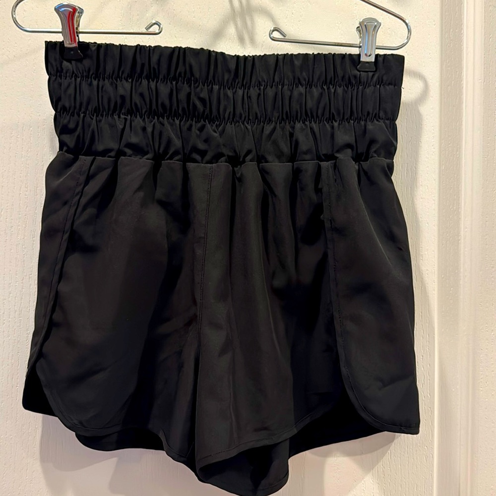 New in Women’s Active Stretch Short - Black - size Large
